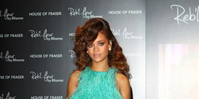 Rihanna es criticada por la asociación PETA por usar plumas en su vestuario