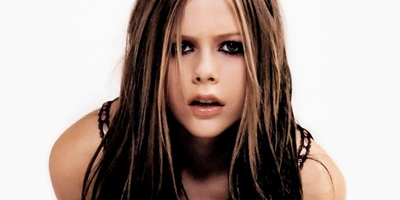 Avril Lavigne sube 9 puestos y alcanza el número 1 de ‘Los 30 Cauro’
